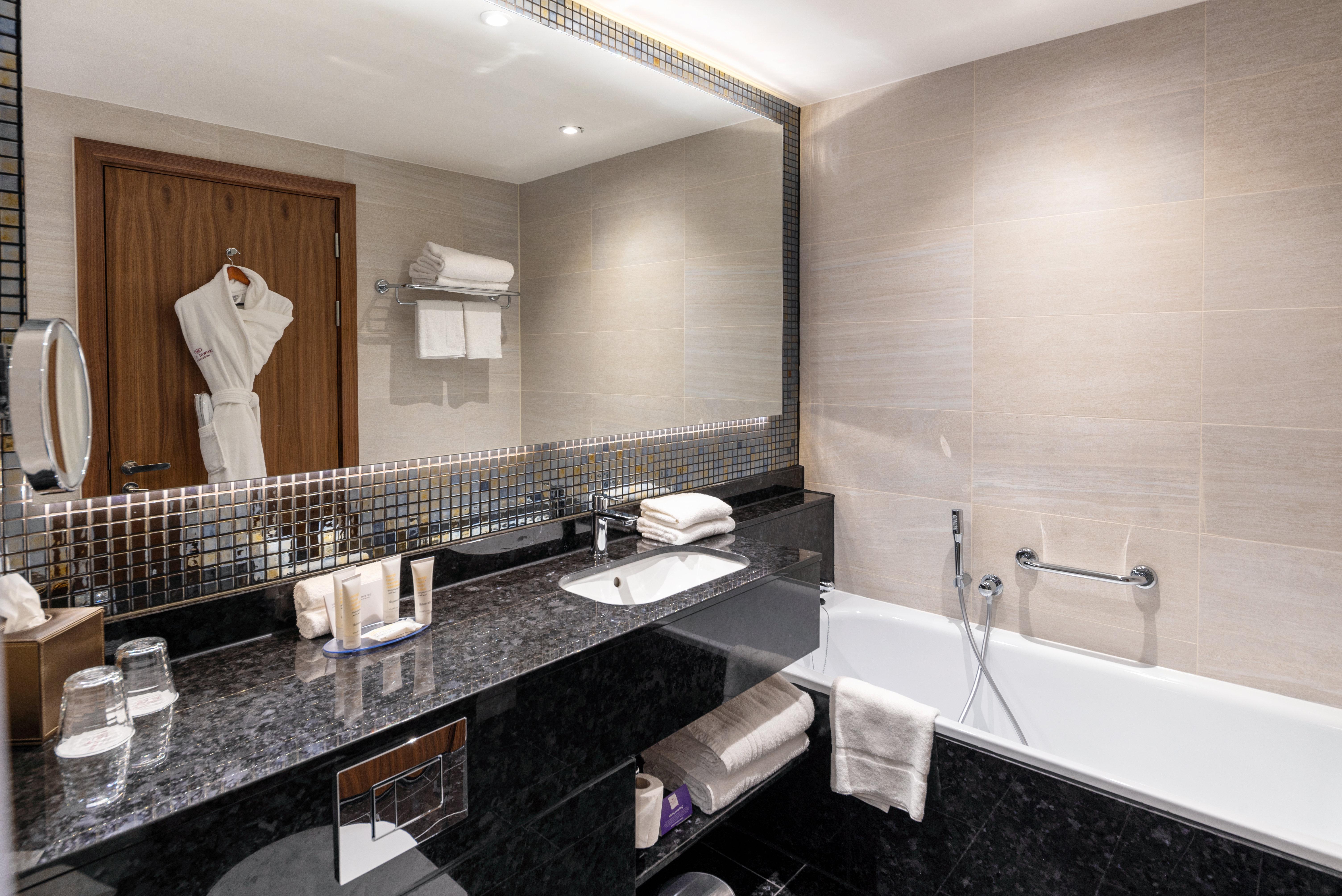 Crowne Plaza London Heathrow T4 By Ihg Hotel Hillingdon Bagian luar foto